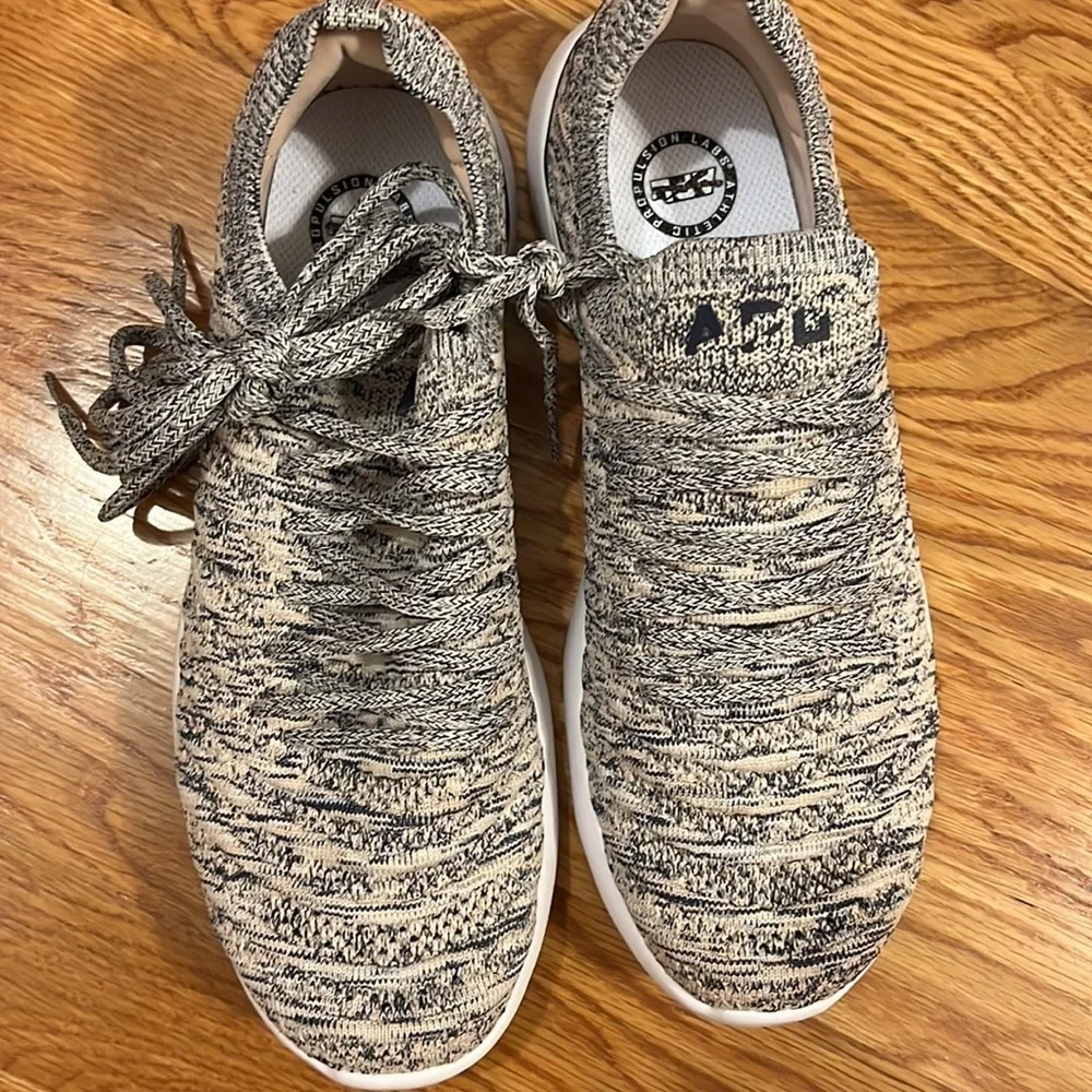 New APL Techloom Wave Mesh Knit Sneakers Navy/beige size 10